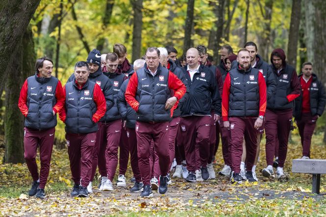 Reprezentacja zmokła na spacerze. Lewandowski się krył przed deszczem
