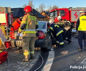 Samochód nagle wjechał pod ciężarówkę. Kierowcy w ciężkim stanie trafili do szpitala 