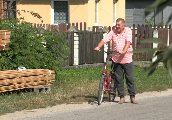 Rolnicy. Podlasie. Andrzej wymienia dziurawą dętkę w rowerze Gienka. Pomaga mu Sławek