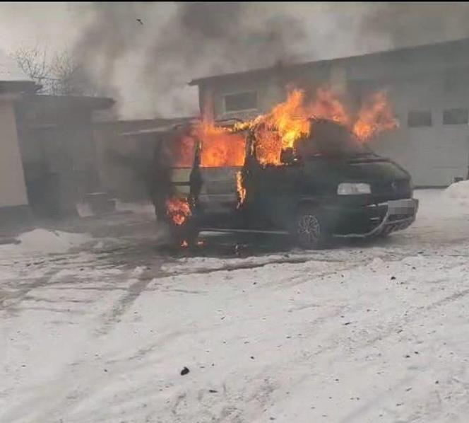 Lubelskie: To był jedyny sposób na uratowanie majątku. Policjanci wyciągnęli płonące auto z drewnianej wiaty