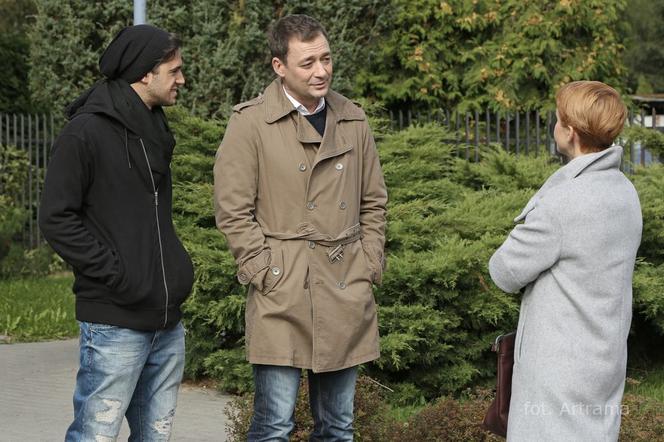 Barwy szczęścia odc. 1078. Ernest Chowański (Krystian Kukułka), Artur (Jacek Rozenek), Marta (Katarzyna Zielińska)