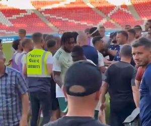 Skandal! Piłkarze Rakowa Częstochowa zaatakowani. Fizyczna konfrontacja [WIDEO]