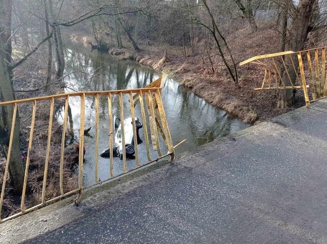 Pelplin. Fatalny wypadek na moście. Kierowca volkswagena runął do rzeki. Był reanimowany [ZDJĘCIA].