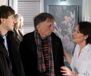 M jak miłość odc. 1854. Marysia (Małgorzata Pieńkowska), Robert Żak (Krzysztof Tyniec), ksiądz Grzegorz (Paweł Janyst)