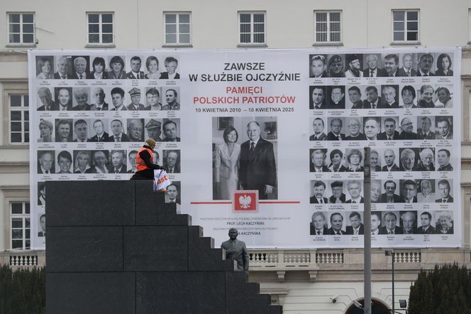 Pomnik smoleński oblany sztuczną krwią