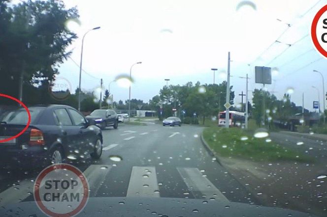 Karygodne zachowanie kierowcy w Częstochowie. Doszło do potrącenia. WIDEO