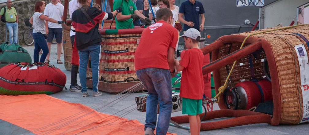 Balony gotowe do startu. Nocny pokaz przed Centrum Spotkania Kultur