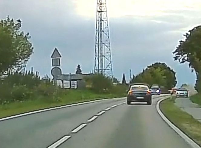 Kierowca bmw pędził ścieżką rowerową pod Bydgoszczą. Policjanci mówią, że uciekał