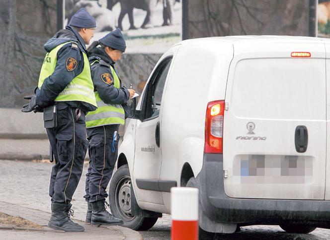 WARSZAWA: Strażnicy gnębią kierowców... a menele robią, co chcą!