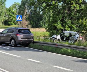 Peugeot i nissan roztrzaskane na drodze. Dramatyczny wypadek pod Sochaczewem 