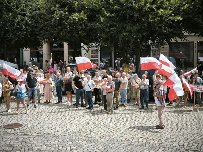 Manifestacja pod hasłem "Sto nielegalnej imigracji" w Lesznie