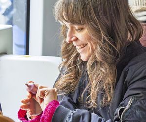 Jachira maluje się w tramwaju