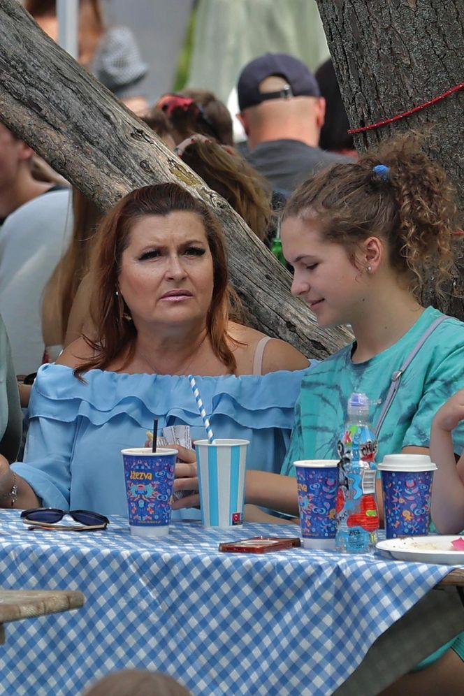 Katarzyna Skrzynecka. Zabrała rodzinę na targ śniadaniowy w kusych szortach