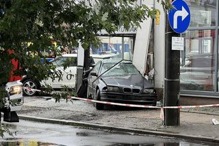 BMW wbiło się w... ścianę salonu samochodowego. Jedna osoba w szpitalu