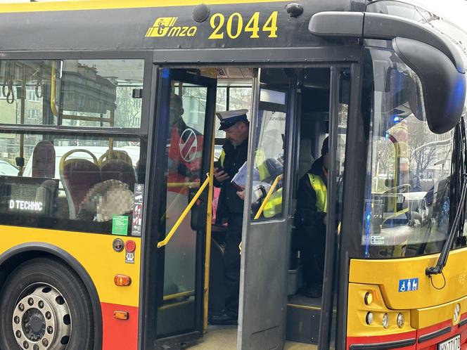 Koszmarny wypadek na Mokotowie. Autobus miejski potrącił pieszą na pasach