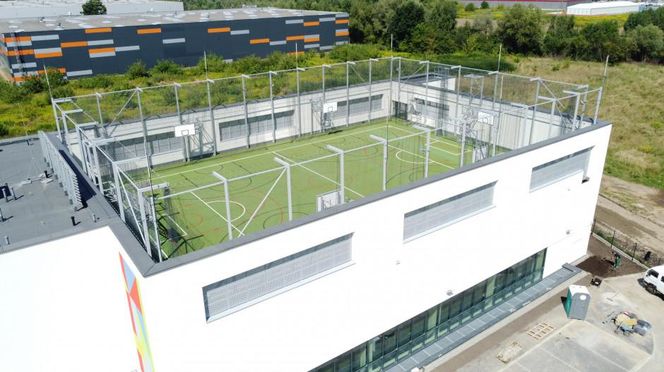Na dachu Szkoły Podstawowej nr 20 na os. Złocień w Krakowie powstało boisko