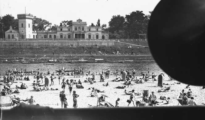 Plażowicze podczas wypoczynku. W tle widoczny pałac Lasockich, lipiec 1955 Kraków