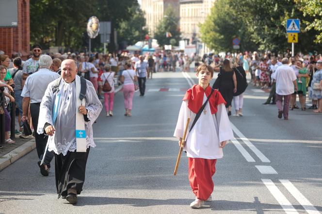 Tysiące kobiet i dziewcząt na pielgrzymce do Piekar Śląskich. "Jestem w Kościele, więc idę"