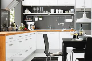 Czarno - biała kuchnia z pasiastym dywanem