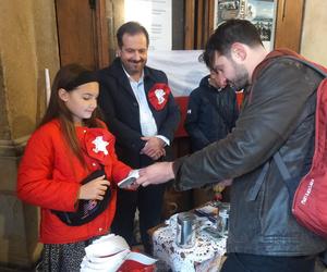 Helenka sprzedaje kotyliony i flagi - wyjątkowa akcja charytatywna w Święto Niepodległości