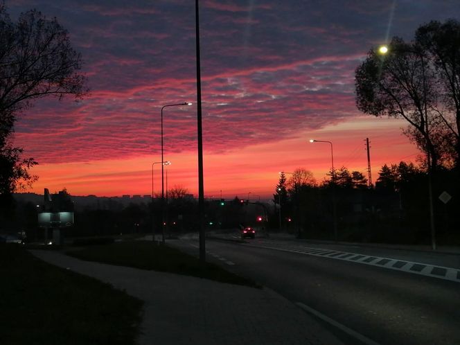 Ognisty wschód słońca w Świętokrzyskiem