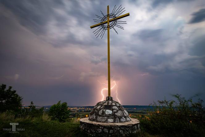 Krzyż w Górach Karniowskich [ZDJĘCIE DNIA]