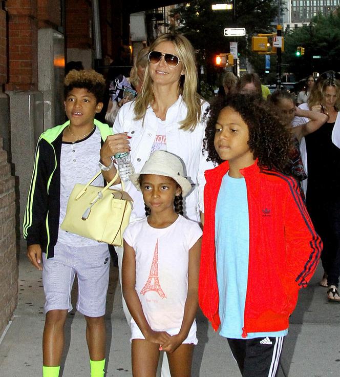 Heidi Klum zapomniała majtek. Fani kpią z jej sukienki. "JAk w pociętej folii". Trzeba to zobaczyć! 