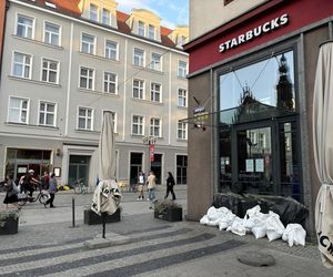 Wrocław szykuje się na powódź. W centrum wszędzie leżą worki z piaskiem