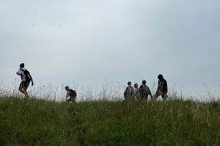 Akcja na polu, gdzie znaleziono Wampirkę z Pnia. Młodzi chodzili z detektorami, niedługo wracają tam archeolodzy