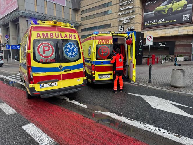Potrącenie trzech nastolatek w centrum Warszawy. Kierowca wyjeżdżał z parkingu