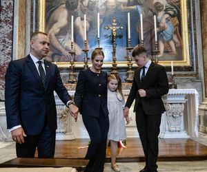 Rodzina Nawrockich przy grobie papieża Polaka