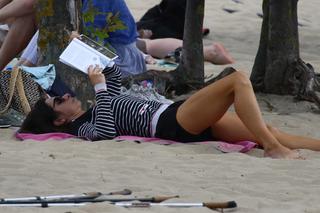 Marta Kaczyńska z mężem, synkiem Stasiem i dziećmi jej męża na plaży w Sopocie