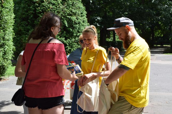 Plenerowa akcja Książnicy Podlaskiej. Rozdali białostoczanom 100 książek [ZDJĘCIA]