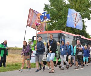 „Wychodzimy z Księżomierzy”. Słoneczny dzień pątników w drodze na Jasną Górę! ZDJĘCIA