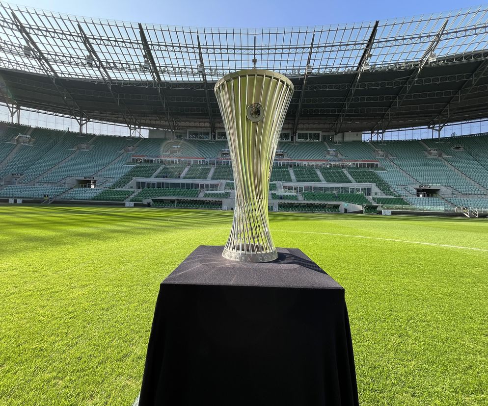 Trofeum Ligi Konferencji UEFA na Tarczyński Arenie Wrocław. Zobacz puchar zupełnie za darmo!