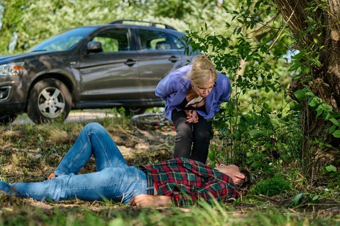 Na Wspólnej, odcinek 4086: Boska uratuje Edwarda! Nie powie jej, kim tak naprawdę jest - ZDJĘCIA