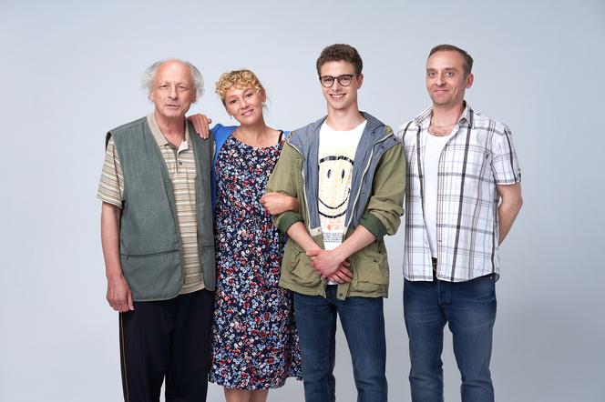 Kowalscy kontra Kowalscy. Henryk (Wojciech Mecwaldowski), Jadzia (Katarzyna Kwiatkowska), Nikodem (Jakub Zdrójkowski), Zenon (Paweł Wawrzecki)