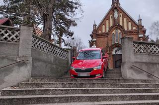 Auta spadają z kościelnych schodów. To kolejny taki przypadek