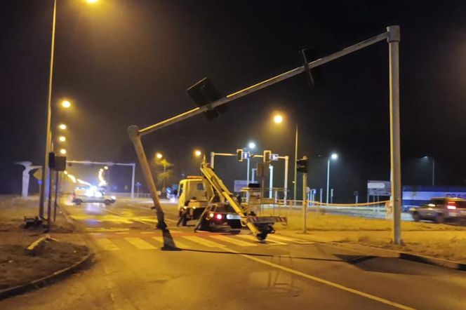 Pijany kierowca jechał pod prąd i przestawił słup sygnalizacji świetlnej. Niebezpieczne zdarzenie w Lesznie