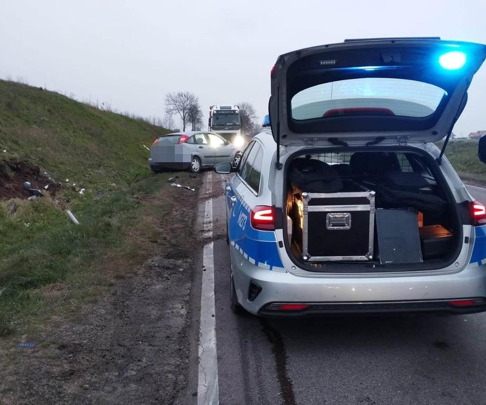 Wypadek na DK63 pod Łomżą. Samochód uderzył w skarpę!