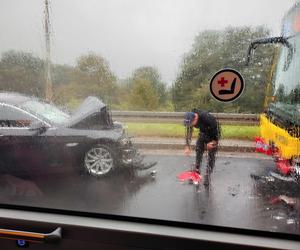 Zderzenie autobusu z osobówką we Wrocławiu. Jedna osoba w szpitalu 