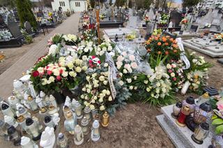 Weronika zginęła w potwornym wypadku, gdy jechała z psem na szczepienie. Grób 18-latki utonął w kwiatach