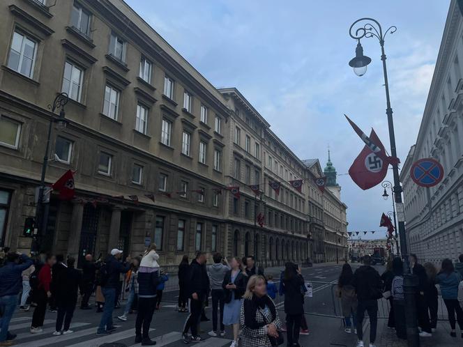 Nazistowskie flagi na Nowym Świecie w Warszawie. Co się dzieje!?