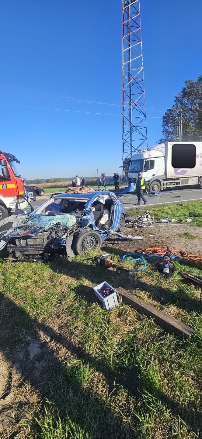 Wypadek na DK11 pod Lublińcem. Jedna osoba uwięziona w aucie. Droga jest zablokowana