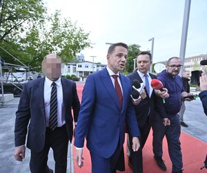 Wielkie wejście Trzaskowskiego do TVP. Zdjęcia uchwyciły każdy krok