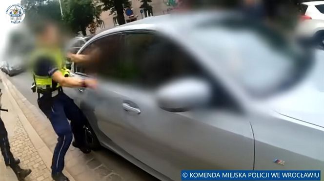 Wrocław. Policjanci rozbili szybę i siłą wyciągnęli 45-latkę z BMW. Nie chciała wysiąść [ZDJĘCIA].