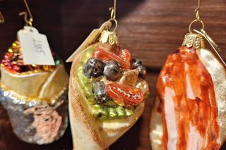 Ręcznie robione bombki z fabryki Koronex na zdjęciach