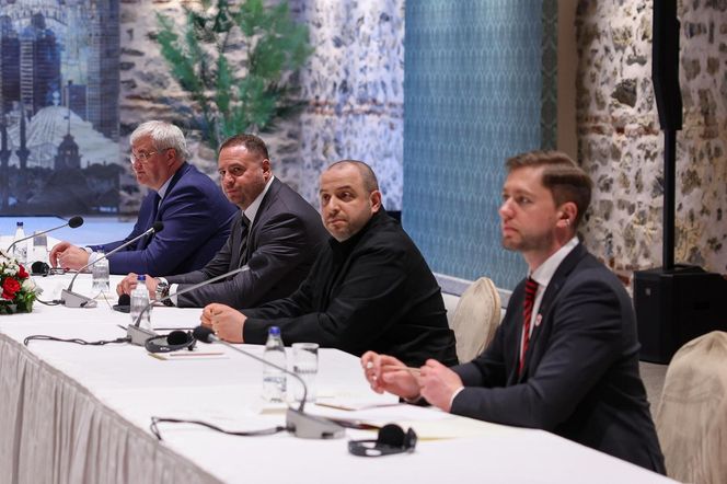 Negocjacje w Turcji rozpoczęte. Nagła wiadomość Trumpa. "Spotkam się z Putinem"