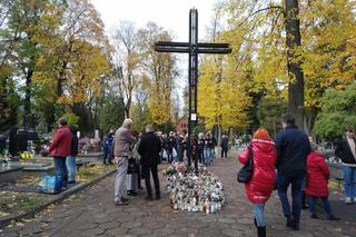 Wszystkich Świętych 2023 w Łodzi. Mieszkańcy miasta tłumnie ruszyli na cmentarze [ZDJĘCIA]