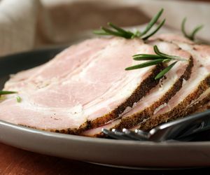 Karkówka gotowana na święta: łatwy przepis na pyszną wędlinę domową